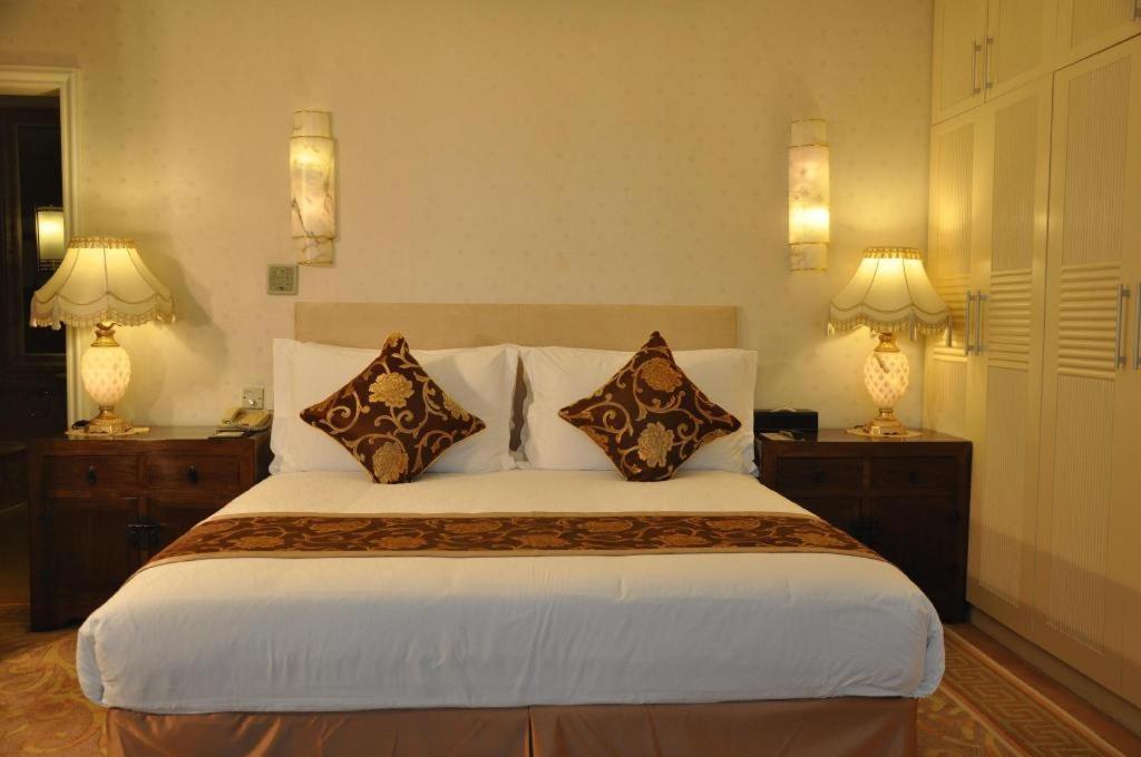 Jinrong International Hotel Шанхай Екстериор снимка